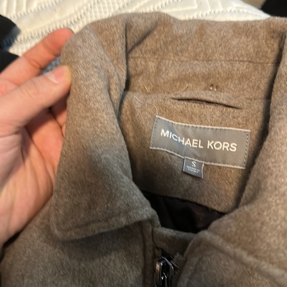 New jacket no tags just tried on put away doesn’t fit anymore - Picture 3 of 4